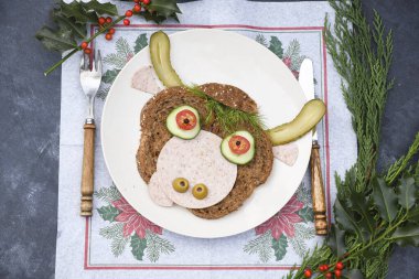 Ekmek, sebze ve sebzeden yapılmış neşeli bir boğa şeklinde sandviç.