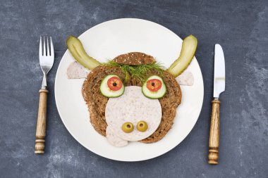 Ekmek, sebze ve sebzeden yapılmış neşeli bir boğa şeklinde sandviç.