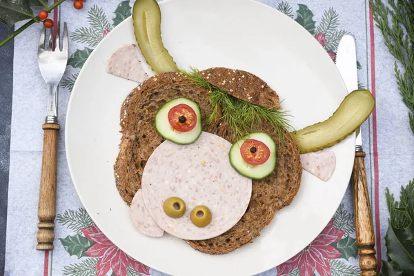 Ekmek, sebze ve sebzeden yapılmış neşeli bir boğa şeklinde sandviç.