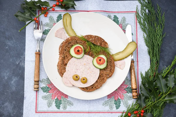 Ekmek, sebze ve sebzeden yapılmış neşeli bir boğa şeklinde sandviç.