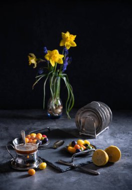 Tabaklarda çok renkli şekerler, karanlık arka planda güzel abur cuburlar.