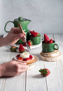 Çilekli, yeşil çay takımlı, kremalı çilekli kek.