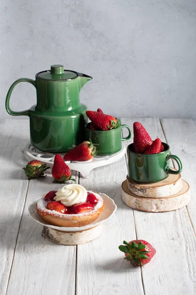 Çilekli, yeşil çay takımlı, kremalı çilekli kek.