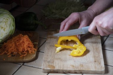 Masada sarı dolmalık biber kesen kadın. Yüksek kalite fotoğraf