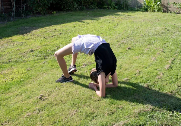 Tienermeisje Doet Acrobatische Oefeningen Een Groen Gazon Gezonde Levensstijl Sport — Stockfoto