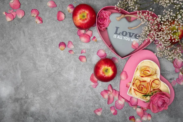 Ημέρα του Αγίου Βαλεντίνου τριαντάφυλλο μηλόπιτα, μητέρα ημέρα σπιτικό κέικ, καρδιά σχήμα ροζ — Φωτογραφία Αρχείου