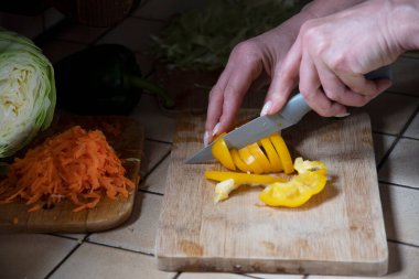 Masada sarı dolma biber kesen kadın