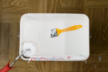 boya fırçası ve silindir bir kova beyaz boya üst görünüm hazırlama yalan 