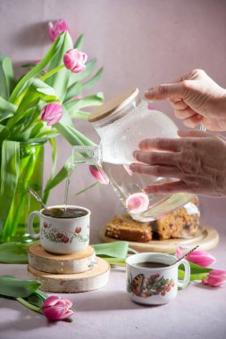 Hayat, ilkbahar kahvaltısı konsepti kahve, çay ve kekle