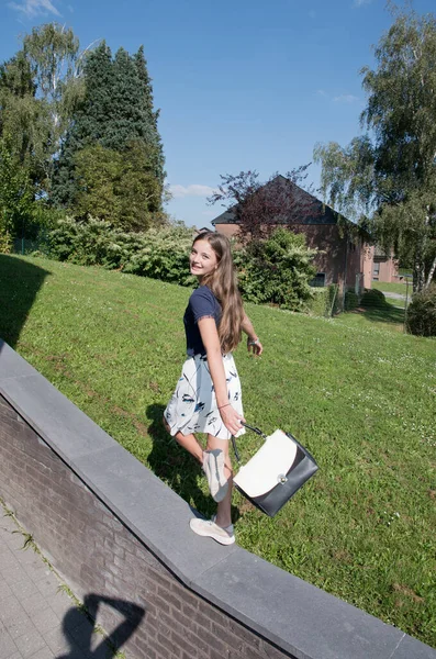 Tiener meisje met onvolmaakte huid grimaces op de camera, generatie z — Stockfoto