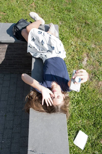 Adolescente Loira Tira Uma Selfie Usando Telefone Celular Mostra Rosto — Fotografia de Stock