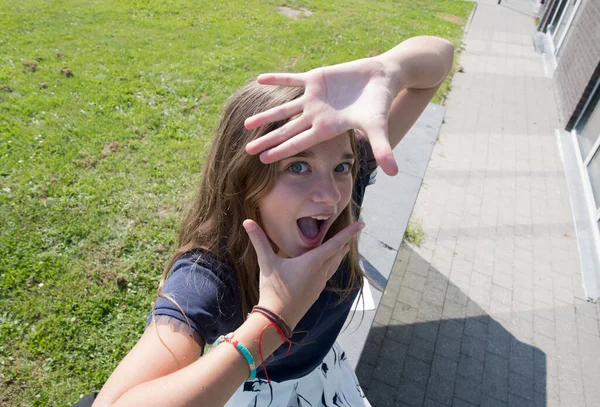 Blond Tonåring Flicka Grimaser Och Gör Ansikten Framför Kameran Barn — Stockfoto