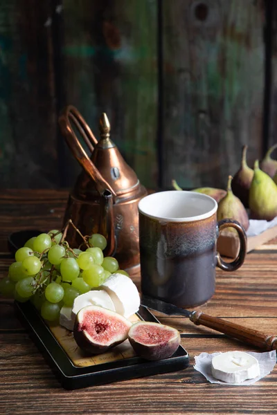 Cheese Plate Goat Cheese Grapes Figs Copper Teapot Angle View — Stock Photo, Image