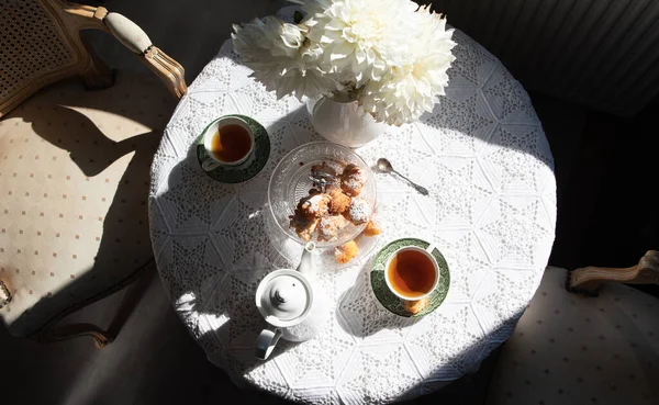 English Style Tea Break Still Life Flowers Donuts Morning Sun — Stock Photo, Image