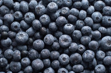 Büyük kutuda taze yaban mersini, taze çiğ yiyecek, doğal sağlıklı yiyecek, taze böğürtlen dokusu, arka plan, yüksek kaliteli fotoğraf