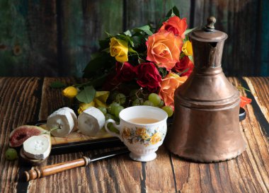 Peynir tabağı, keçi peyniri, üzüm ve incir, bakır çaydanlık, açı açısı, sağlıklı yemek, yüksek kalorili kahvaltı. Yüksek kalite fotoğraf