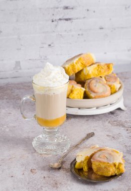 Tatlı olarak balkabaklı tarçınlı ve latte, hamur işleriyle bayram masası, evim güzel evim, sonbahar menüsü. Yüksek kalite fotoğraf