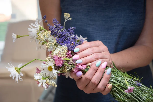 Young Woman Beautiful Summer Manicure Holds Bouquet Wild Flowers Pastel — Zdjęcie stockowe