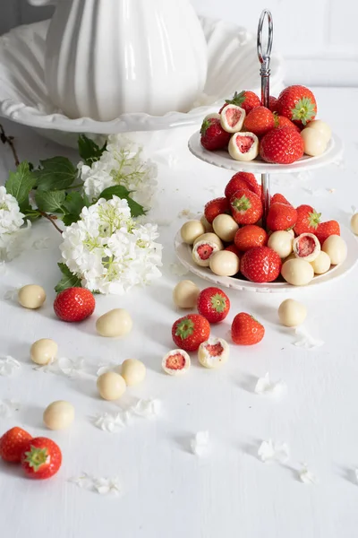 beyaz çikolata kaplı çilekli vazo ve taze çilek ile porselen vazoya karşı ortanca, klasik natürmort ve yaz yemeği. Yüksek kalite fotoğraf