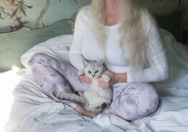 Middle Aged Woman Long Blond Hair Meditates Morning Bed Kitten — Zdjęcie stockowe