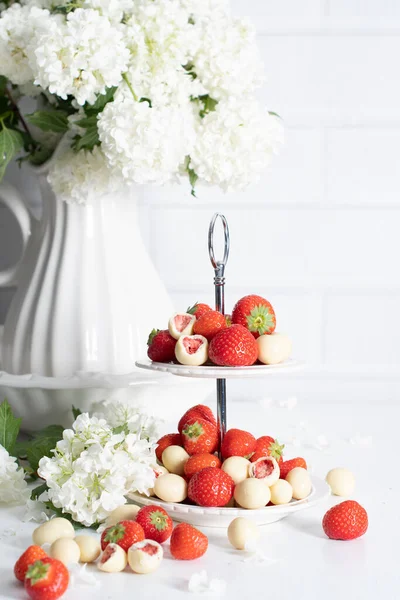 beyaz çikolata kaplı çilekli vazo ve taze çilek ile porselen vazoya karşı ortanca, klasik natürmort ve yaz yemeği. Yüksek kalite fotoğraf