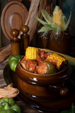 Doldurulmuş dolmalık biber, mısır, domates, tahta tahtalarda hayat, geleneksel sonbahar yemekleri. Yüksek kalite fotoğraf