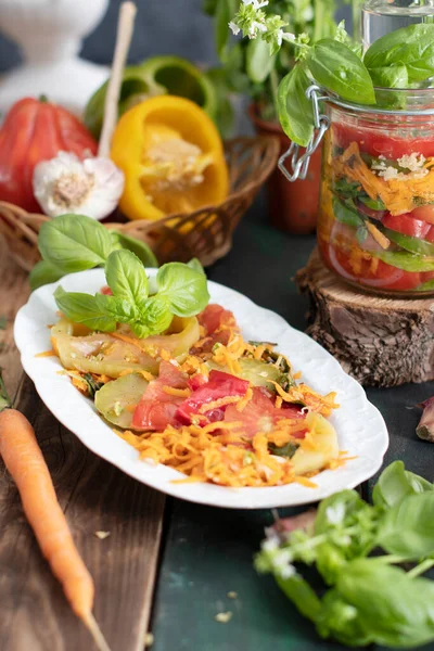 Orangensalat Mit Paprika Tomaten Karotten Und Basilikum Zur Ernte Für — Stockfoto