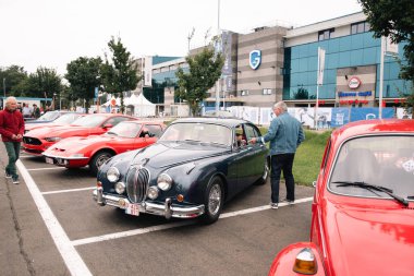 Genk, BELGIUM, 18 Ağustos 2021: The Luminus Arena Genk 'te yaşlıların klasik yaz buluşması, gri Jaguar 1950, yüksek kaliteli fotoğraf