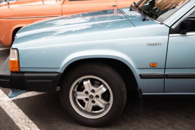 Genk, BELGIUM, 18 Ağustos 2021: Gri Volvo 'daki The Luminus Arena Genk' in klasik yaz buluşması. Yüksek kalite fotoğraf