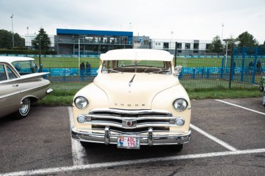 Genk, BELGIUM, 18 Ağustos 2021: Gri Volvo 'daki The Luminus Arena Genk' in klasik yaz buluşması. Yüksek kalite fotoğraf