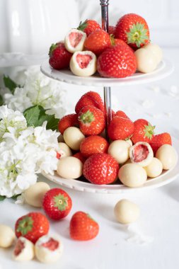 beyaz çikolata kaplı çilekli vazo ve taze çilek ile porselen vazoya karşı ortanca, klasik natürmort ve yaz yemeği. Yüksek kalite fotoğraf