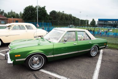 Genk, BELGIUM, 18 Ağustos 2021: The Luminus Arena Genk, Green Plymouth Volare 1977 'de klasik yaz buluşması. Yüksek kalite fotoğraf