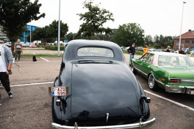 Genk, BELGIUM, 18 Ağustos 2021: The Luminus Arena Genk, Chevrolet coupe 1936 'da klasik yaz buluşması.
