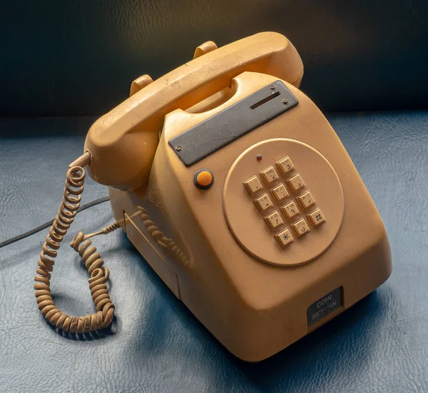 Versão Mesa Antiga Telefone Público Operado Por Moedas Tipo Utilizado — Fotografia de Stock