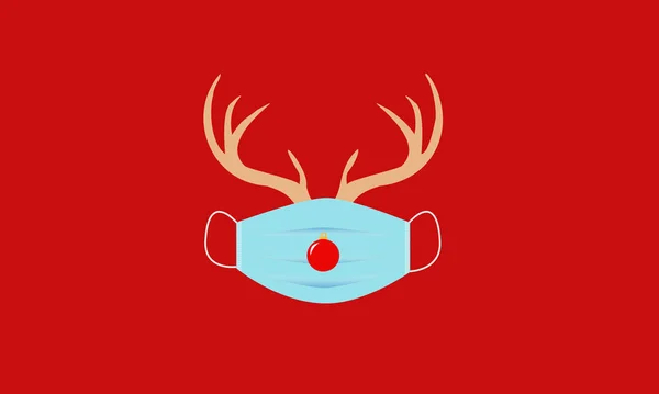 Yüz maskeli ve geyik boynuzlu Noel süsü. Noel boyunca Covid-19 maskesi