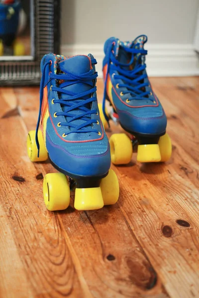 Κοντινό Πλάνο Του Vintage Μπλε Quad Roller Skates Κίτρινες Ρόδες — Φωτογραφία Αρχείου