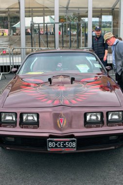 Klasik festival 2022 'de efsanevi klasik araba pontiac, Galway, İrlanda' da eski klasik klasik araba ve araçlarla festival 