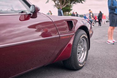 Klasik festival 2022 'de efsanevi klasik araba pontiac, Galway, İrlanda' da eski klasik klasik araba ve araçlarla festival 