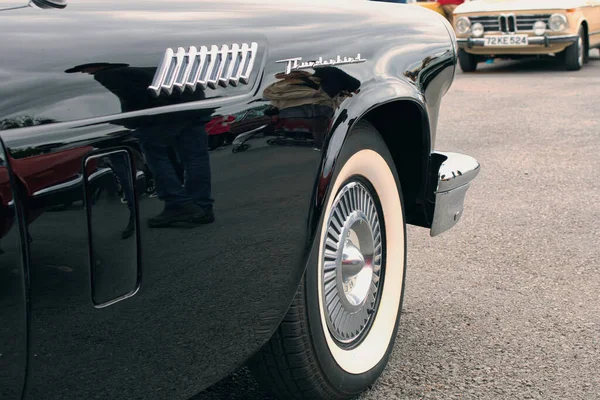 Крупный План Старинного Старинного Легендарного Автомобиля Ford Thunderbird Классическом Фестивале — стоковое фото