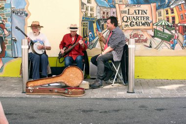 Bir grup müzisyen, sokak müzisyeni Galway City, İrlanda 'da müzik çalıyorlar. 