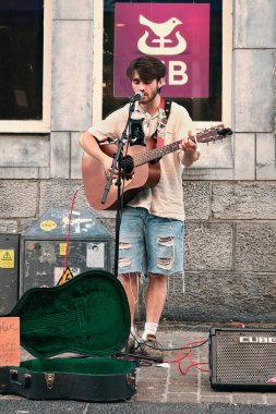 Sokak müzisyeni, sokak müzisyeninin portresi gitarını çalıyor ve alışveriş merkezindeki Galway Sanat Festivali 'nde şarkı söylüyor. 