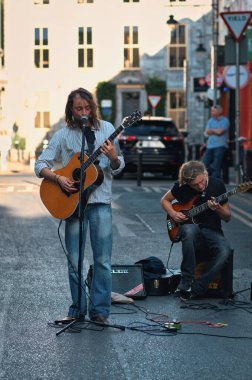 Sokak müzisyeni, sokak müzisyeninin portresi gitarını çalıyor ve alışveriş merkezindeki Galway Sanat Festivali 'nde şarkı söylüyor. 
