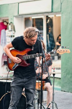 Sokak müzisyeni, sokak müzisyeninin portresi gitarını çalıyor ve alışveriş merkezindeki Galway Sanat Festivali 'nde şarkı söylüyor. 