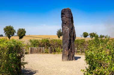 Menhir Stone Shepherd / Stony man (CR 'deki en yüksek menhir, 3.5 m, 5 ton, kumtaşı), Slany, Merkez Bohemya, Çek Cumhuriyeti, Avrupa yakınlarındaki Klobuky