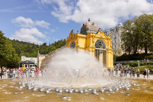 捷克共和国Marianske Lazne温泉城 歌唱喷泉和柱廊 — 图库照片