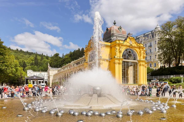 捷克共和国Marianske Lazne温泉城 歌唱喷泉和柱廊 — 图库照片