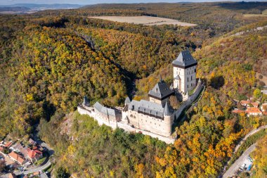  Gotik Kraliyet Kalesi Karlstejn yakınındaki Prag, merkezi Bohemia, Çek Cumhuriyeti