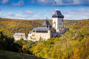  Gotik Kraliyet Kalesi Karlstejn yakınındaki Prag, merkezi Bohemia, Çek Cumhuriyeti