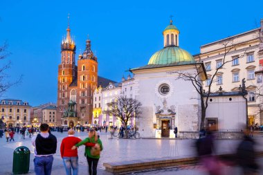 St. Wojciech Kilisesi, ana meydandaki St. Mary Bazilikası, Krakow, (UNESCO), Polonya