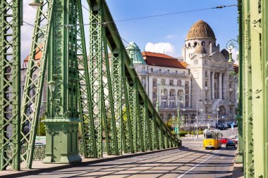 Özgürlük Köprüsü 'ndeki Tramvay, Budapeşte, Macaristan, Avrupa